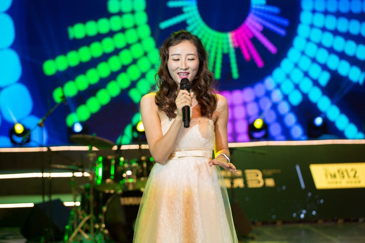 属于那晚的精彩,怎么能缺少高颜值美女和大长腿呢?