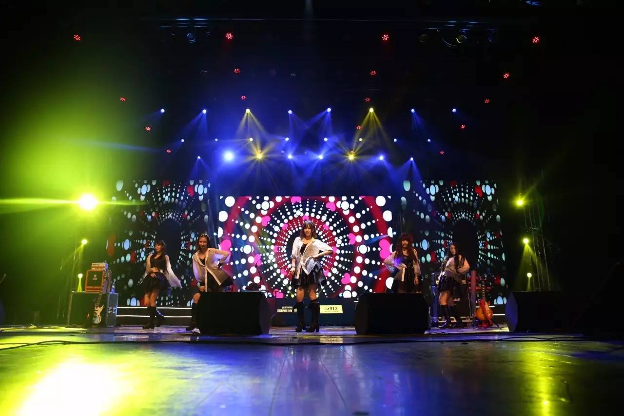 属于那晚的精彩,怎么能缺少高颜值美女和大长腿呢?