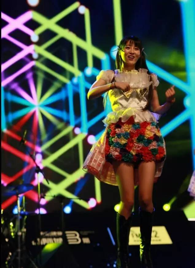 属于那晚的精彩,怎么能缺少高颜值美女和大长腿呢?