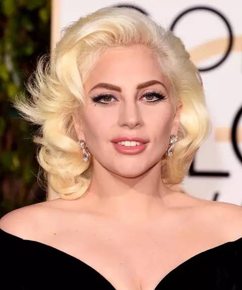 跟着别的女生买口红,跟着女明星买东西