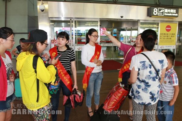 暴雨带来了一丝凉意,暴雨中的机场