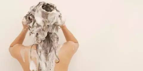 再这样洗头你的头发会越来越少,到底怎么洗头才能改善发质啊