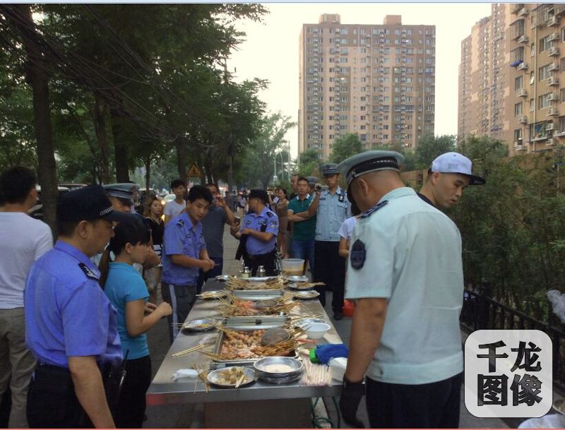 城管整治乱象聚力拆除,社区联合城管开展环境整治