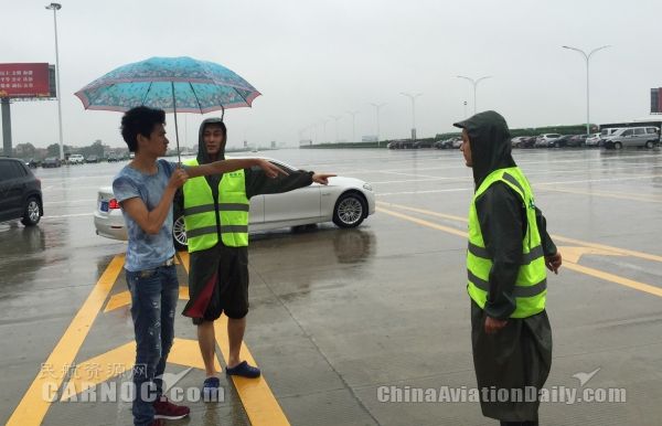 暴雨带来了一丝凉意,暴雨中的机场