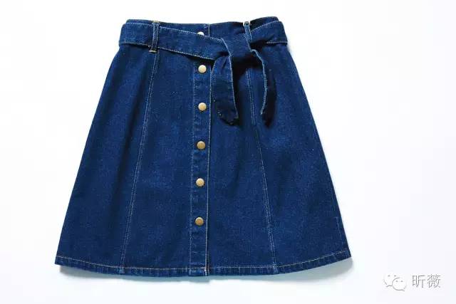 满大街的一排扣子是怎么回事？！