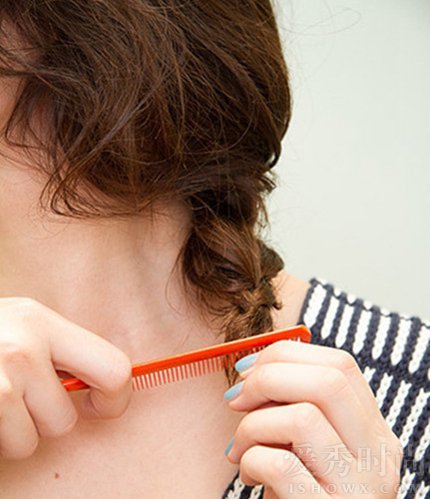 法式烫发中长发慵懒怎么扎,发量多夏季中长发发型扎法