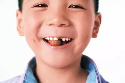 “陈”言微语话健康：宝宝吃东西卡喉咙，父母必须知道的急救方法