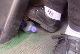 油门踏板不回位是怎么回事,开车时突然油门踏板难回位