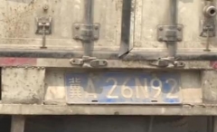 这位仁兄真猛!怒火攻心,竟然朝记者举起了砖头