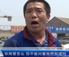 这位仁兄真猛!怒火攻心,竟然朝记者举起了砖头