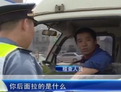 这位仁兄真猛!怒火攻心,竟然朝记者举起了砖头