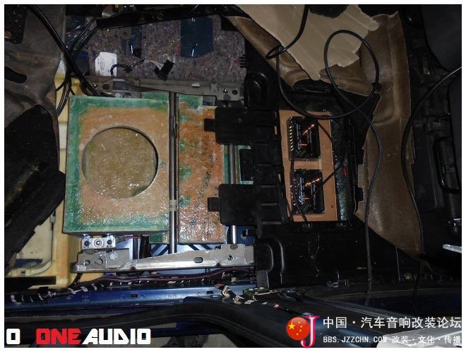 除了超薄低音，看他怎样把低音倒模在座椅下面，很严谨
