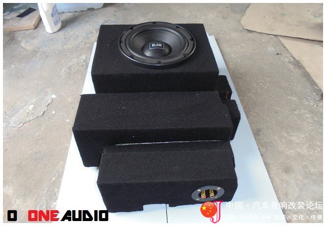 除了超薄低音，看他怎样把低音倒模在座椅下面，很严谨