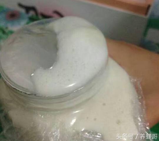 蜂蜜换瓶产生泡沫能消失吗,为什么我买的蜂蜜是凝固的