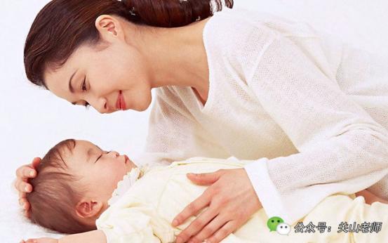 一哭就鼓起来并伴有咕咕声的肚脐，你家宝宝出现了吗？
