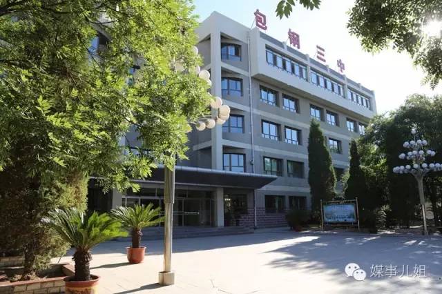 中考后出校门,中考后冲出校门的场景