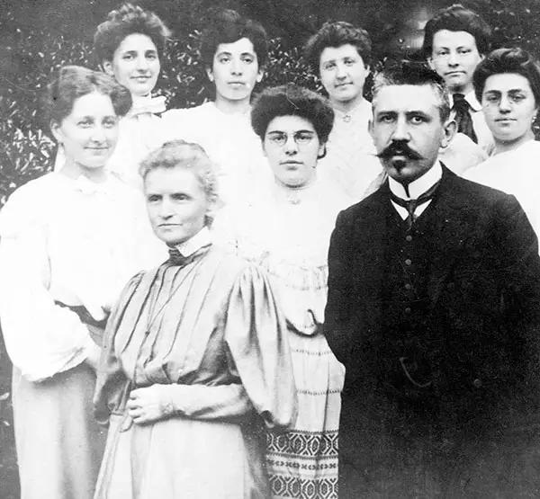 居里夫人诺贝尔奖得奖原因,两获诺贝尔奖居里夫人故事