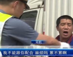 这位仁兄真猛!怒火攻心,竟然朝记者举起了砖头