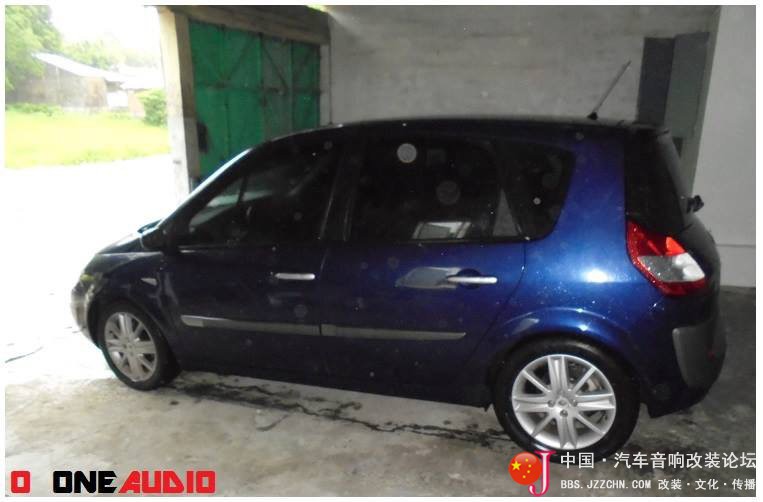 除了超薄低音，看他怎样把低音倒模在座椅下面，很严谨