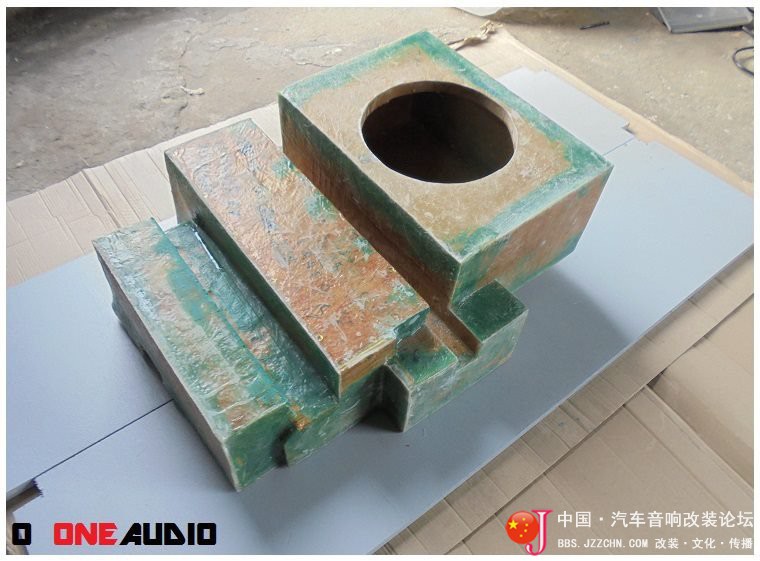 除了超薄低音，看他怎样把低音倒模在座椅下面，很严谨