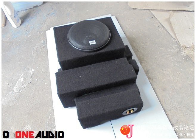 除了超薄低音，看他怎样把低音倒模在座椅下面，很严谨