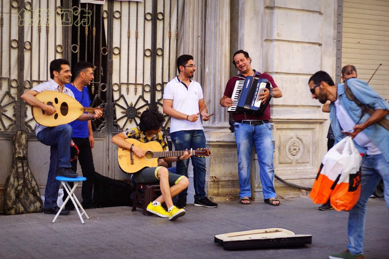 杩峰け鍦ㄧ激绾峰褰╃殑鎷夌編涓栫晫,杩峰け鍦ㄤ紛鏂潶甯冨皵