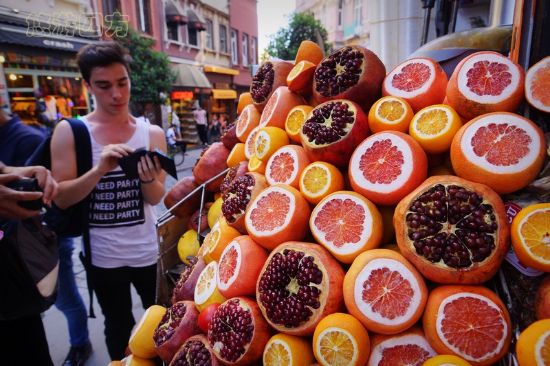 杩峰け鍦ㄧ激绾峰褰╃殑鎷夌編涓栫晫,杩峰け鍦ㄤ紛鏂潶甯冨皵