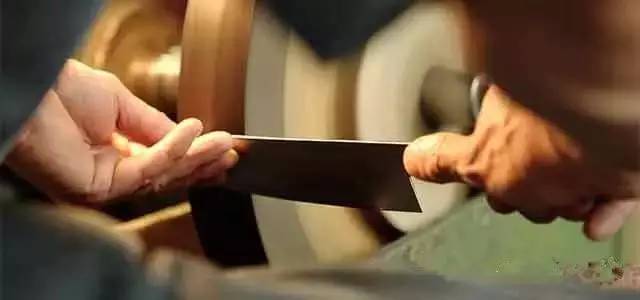 厨刀入门指南:为什么不能拿高级厨刀拍蒜?