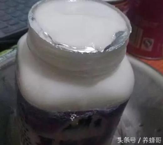 蜂蜜换瓶产生泡沫能消失吗,为什么我买的蜂蜜是凝固的