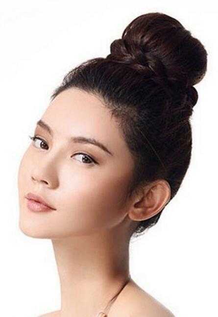 丸子头的扎法简单易学好看头发多,低丸子头简单扎法慵懒风丸子头