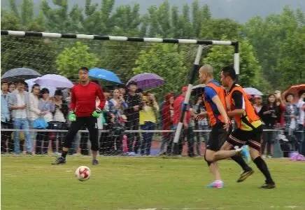 鹿晗踢球水平怎样,鹿晗足球在娱乐圈是什么水平