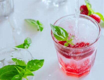 夏日饮品冰镇一下口感,薄荷柠檬冰爽茶饮料