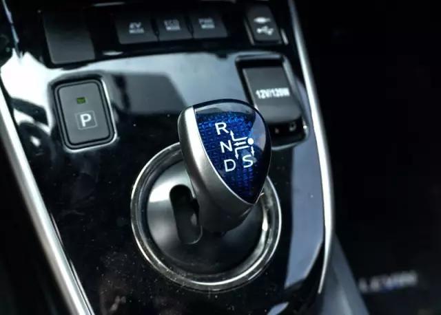 广汽丰田雷凌双擎2018款,丰田雷凌双擎好还是日产轩逸好