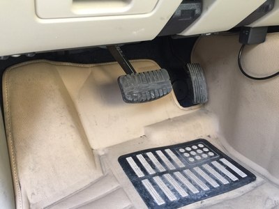 油门踏板不回位是怎么回事,开车时突然油门踏板难回位