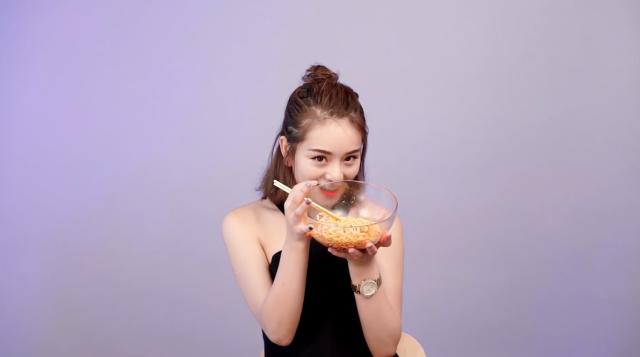 挑战史上超辣火鸡面辣到爆,挑战三倍辣火鸡面结果被辣哭了