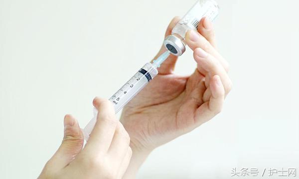 护士给孕妇打破伤风，医生边抽验血边抽烟！你们的专业精神呢？