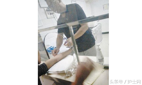 护士给孕妇打破伤风，医生边抽验血边抽烟！你们的专业精神呢？