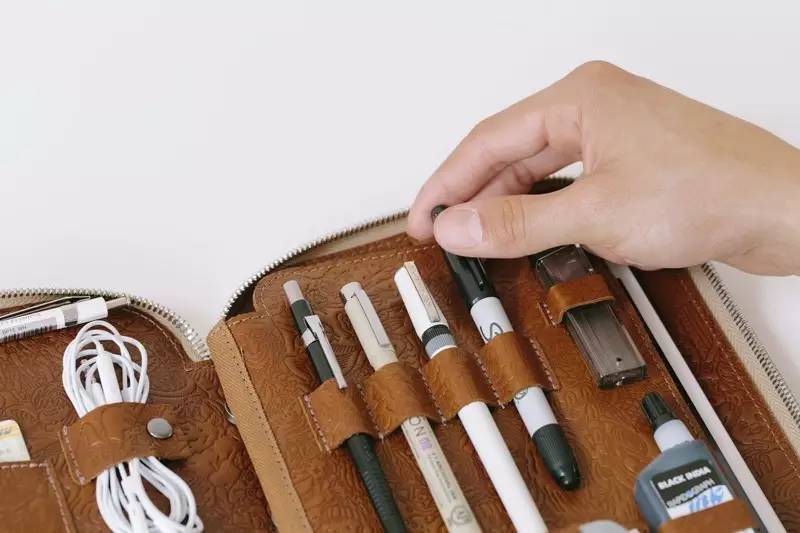 老板出门谈生意带什么包 (商务人士背什么包合适)