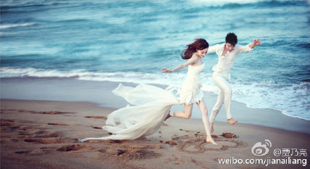 李小璐与贾乃亮结婚四年，鱼尾婚纱仍美丽如精灵