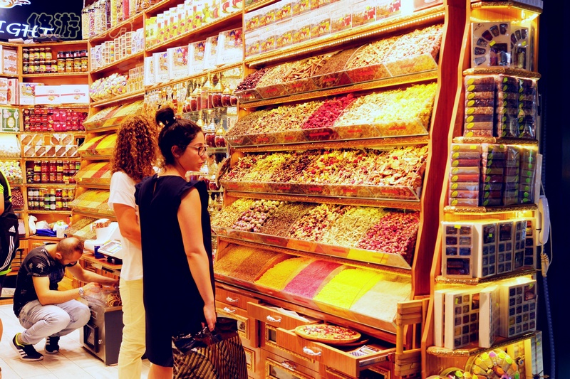 杩峰け鍦ㄧ激绾峰褰╃殑鎷夌編涓栫晫,杩峰け鍦ㄤ紛鏂潶甯冨皵