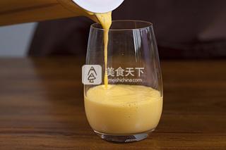 芒果饮品奶昔简单自制,在家做浓郁的芒果奶昔口感绵柔