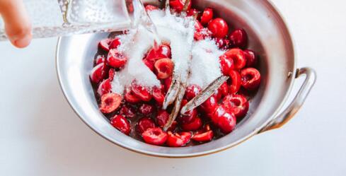 夏日饮品冰镇一下口感,薄荷柠檬冰爽茶饮料