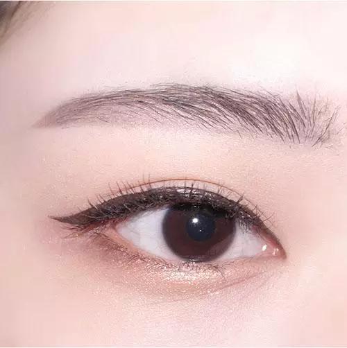 棕色眼线怎么画好看单眼皮,棕色眼睛适合什么颜色眼线