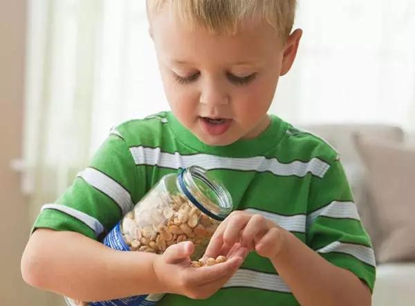 “陈”言微语话健康：宝宝吃东西卡喉咙，父母必须知道的急救方法