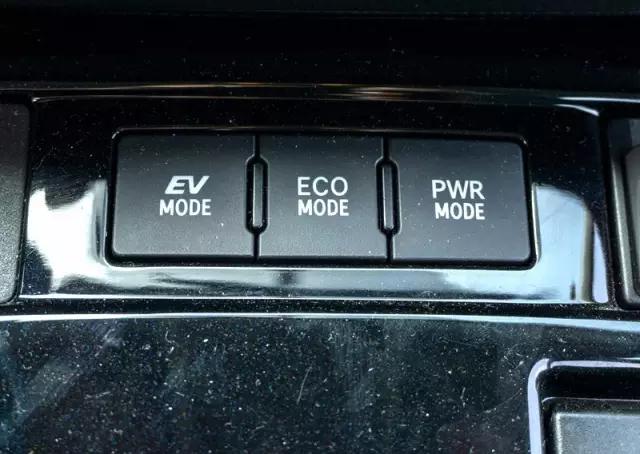 广汽丰田雷凌双擎2018款,丰田雷凌双擎好还是日产轩逸好