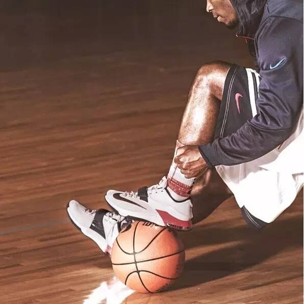 篮球是不是拿来踢的,篮球是用来打的不是用来踢