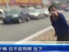 这位仁兄真猛!怒火攻心,竟然朝记者举起了砖头