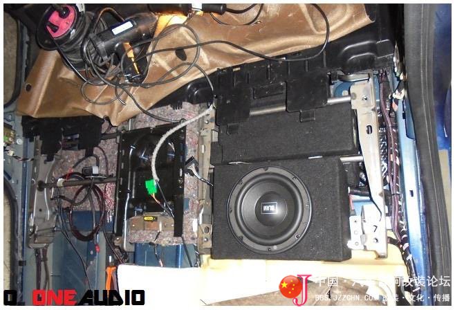 除了超薄低音，看他怎样把低音倒模在座椅下面，很严谨