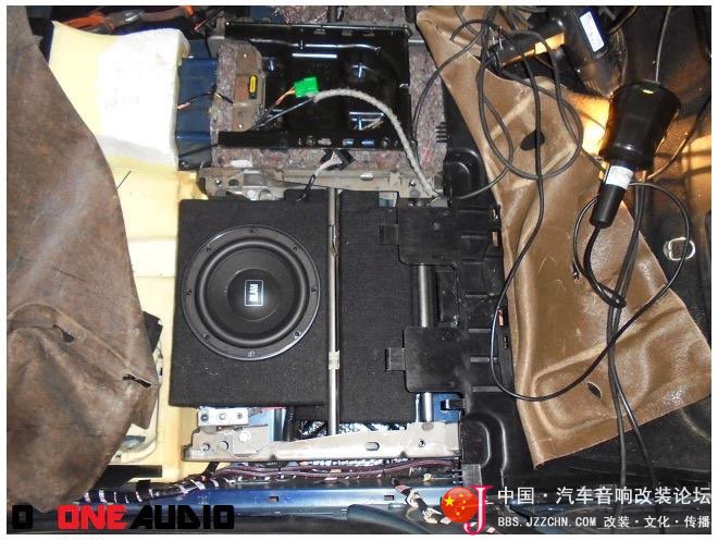 除了超薄低音，看他怎样把低音倒模在座椅下面，很严谨