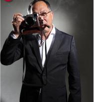 他是港片的老炮，拍黑社会甩同行几条街